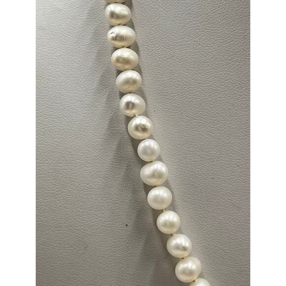 Vintage 18" Cultured Pearl
Necklace 14K Gold Filigree Box Clasp
5-8mm Pearls - Picture 3 of 13